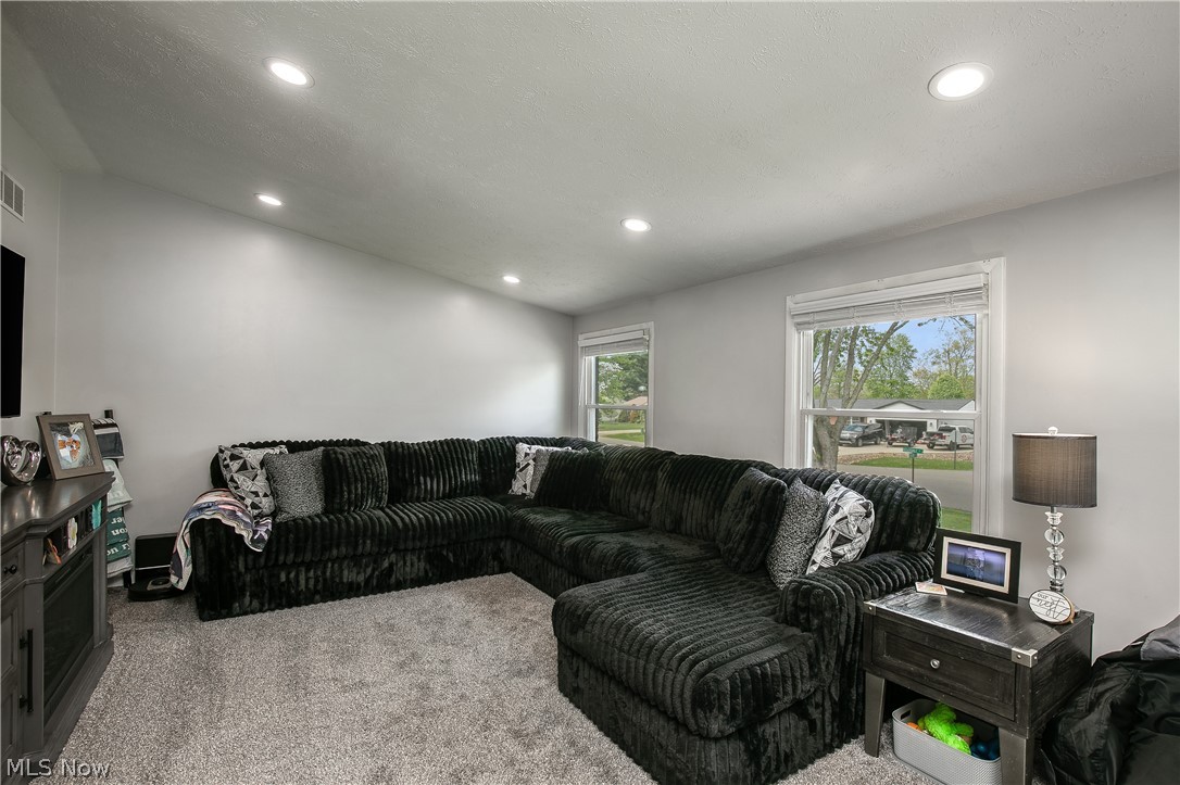 8318 Kellydale Street NW Massillon OH 44646