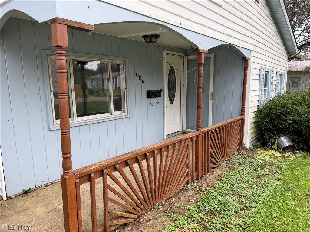 606 E First Street Uhrichsville OH 44683