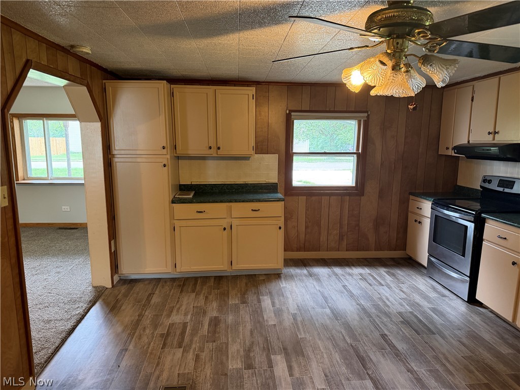 606 E First Street Uhrichsville OH 44683