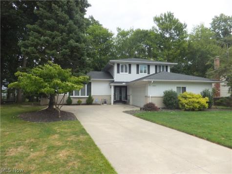 3041 Belmont Drive Brooklyn Heights OH 44131