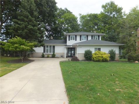 3041 Belmont Drive Brooklyn Heights OH 44131