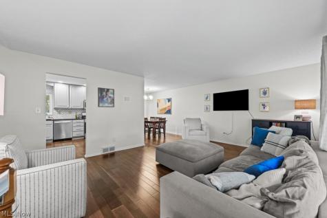 5523 Meadow Wood Boulevard Lyndhurst OH 44124