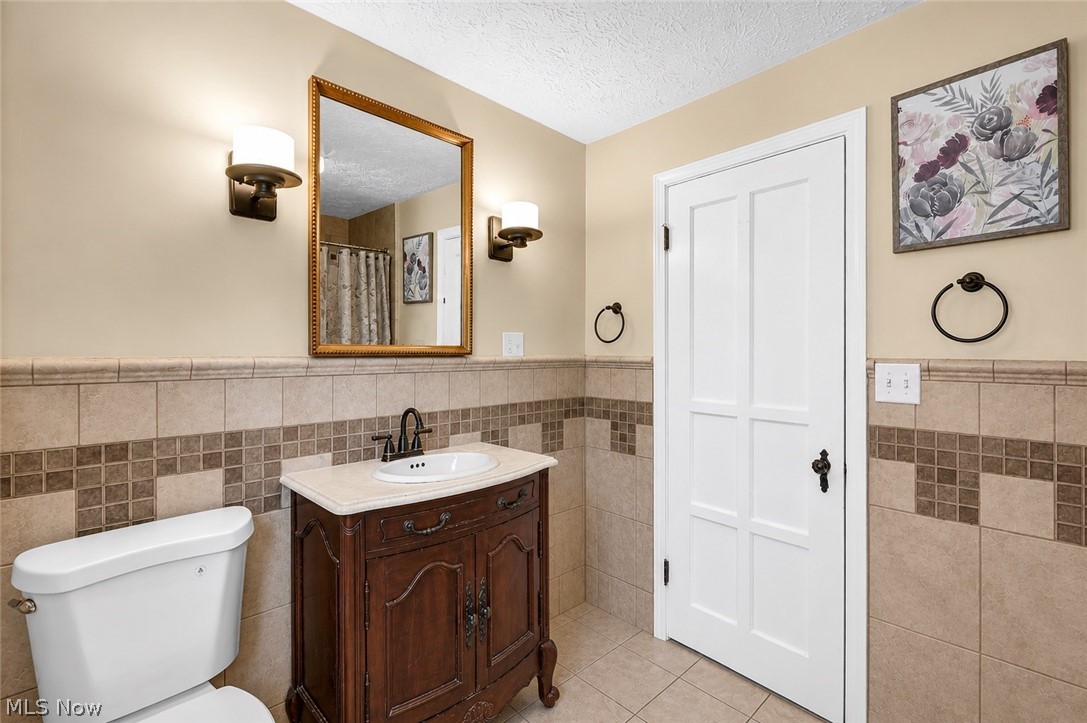16005 Throckley Avenue Cleveland OH 44128