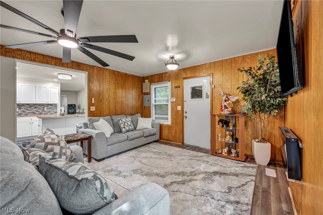 1863 Deerfield Avenue SW Warren OH 44485