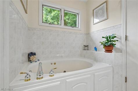 40 W Maple Drive Seville OH 44273