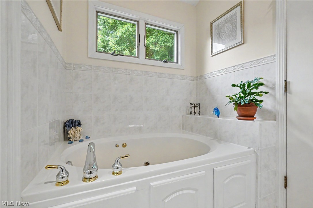 40 W Maple Drive Seville OH 44273