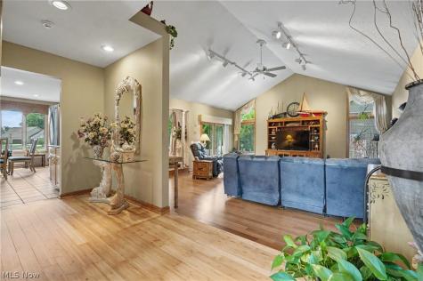 40 W Maple Drive Seville OH 44273