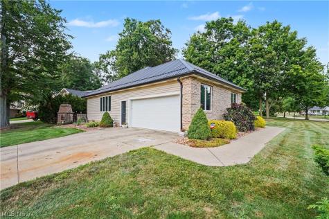 40 W Maple Drive Seville OH 44273