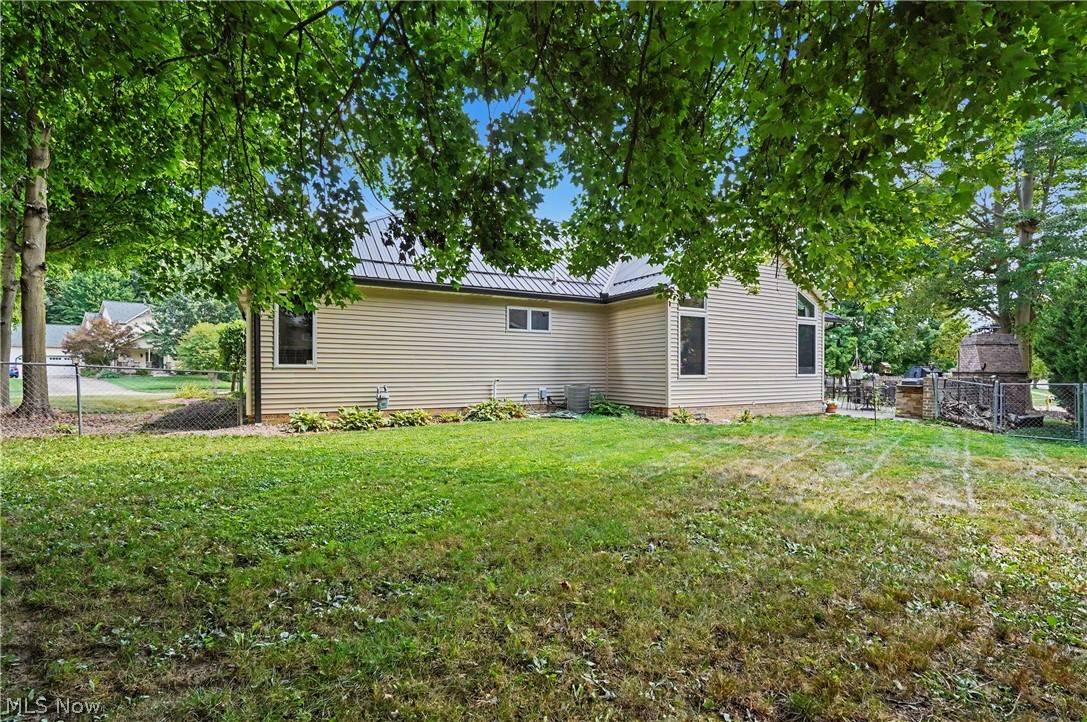 40 W Maple Drive Seville OH 44273