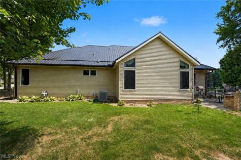 40 W Maple Drive Seville OH 44273