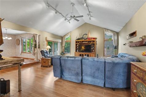 40 W Maple Drive Seville OH 44273