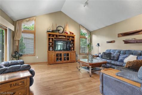 40 W Maple Drive Seville OH 44273