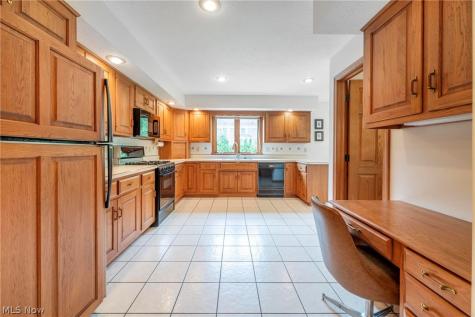 6986 Kingscote Park Independence OH 44131