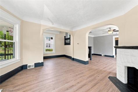 675 E 115 Cleveland OH 44108