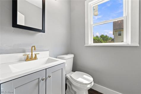 675 E 115 Cleveland OH 44108