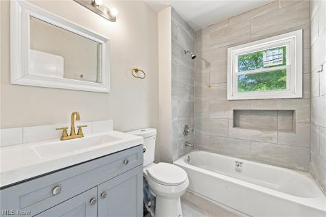 675 E 115 Cleveland OH 44108