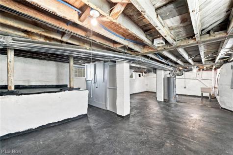675 E 115 Cleveland OH 44108