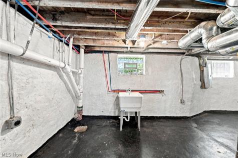 675 E 115 Cleveland OH 44108