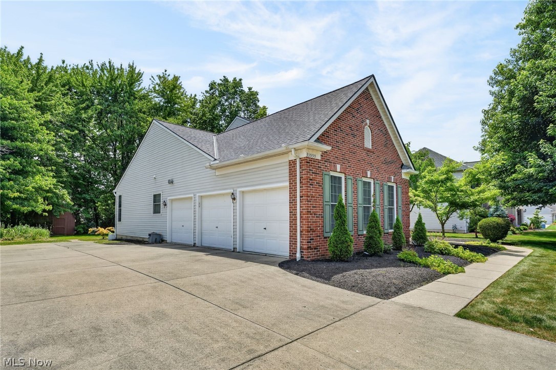 33999 Hickory Court Avon OH 44011
