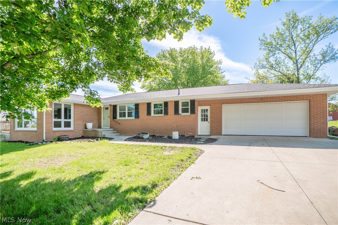 4544 Lakeknoll Street Louisville OH 44641