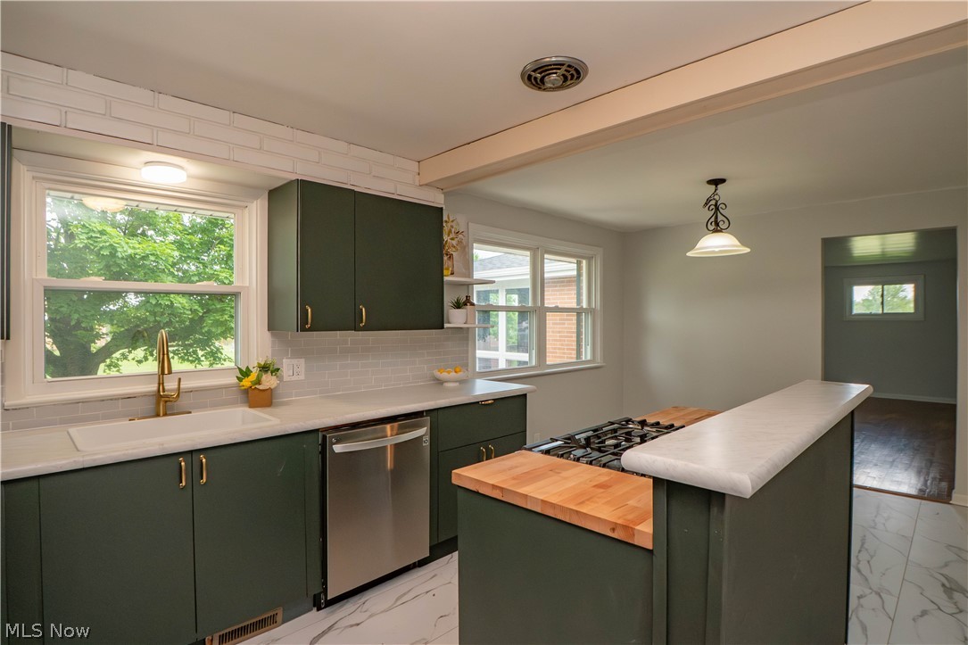 4544 Lakeknoll Street Louisville OH 44641