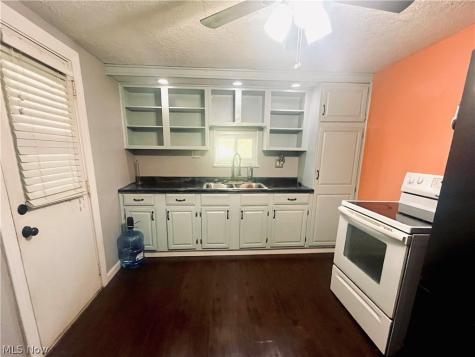 4695 Grapeland Avenue Louisville OH 44641