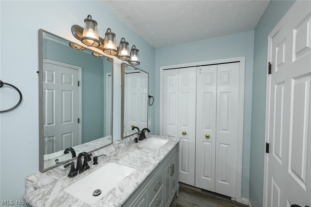 1083 Reeves Court Lakemore OH 44312