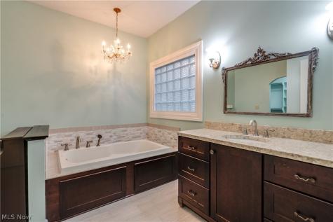 2222 Burberry Street NW North Canton OH 44720
