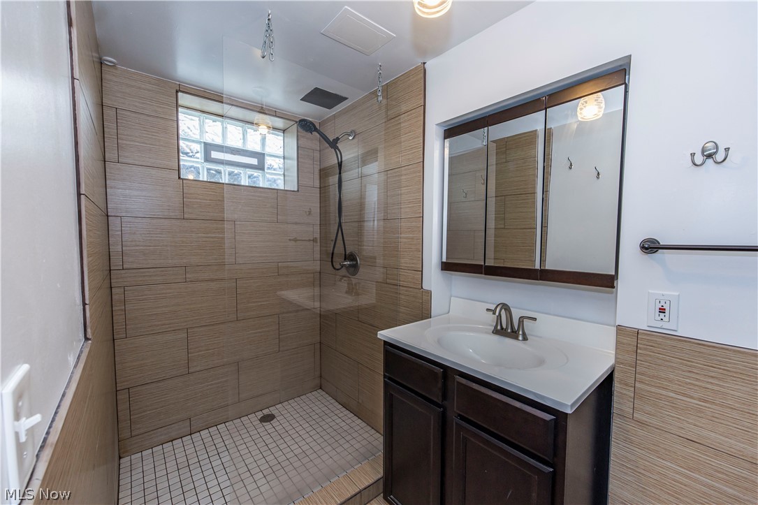 1383 Delia Avenue Akron OH 44320