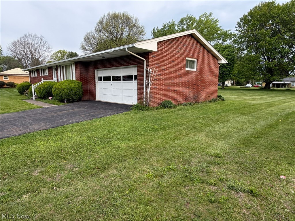 6391 Peach Street NE Louisville OH 44641