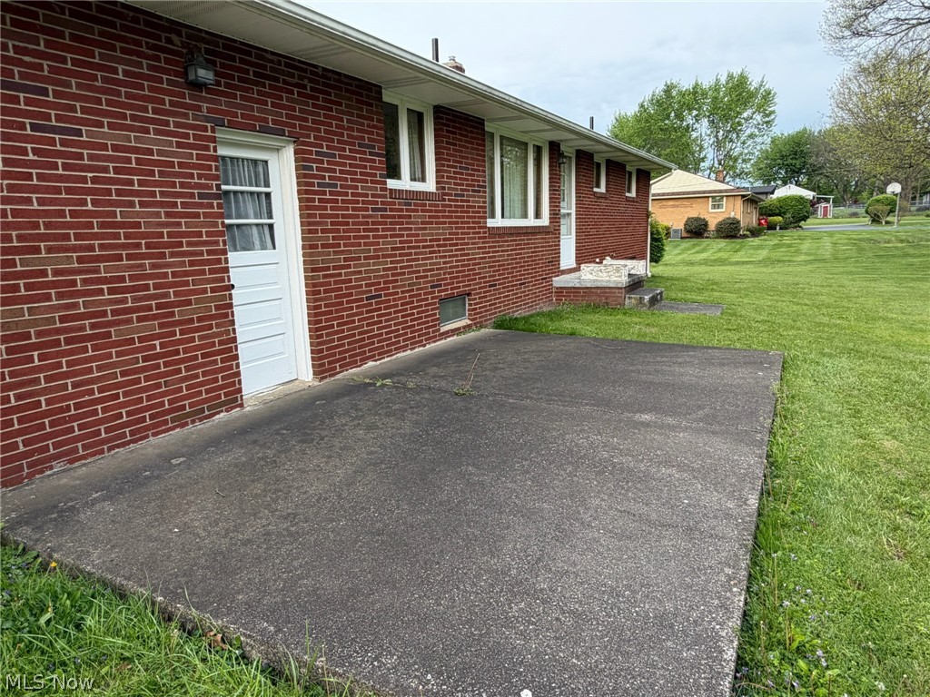 6391 Peach Street NE Louisville OH 44641
