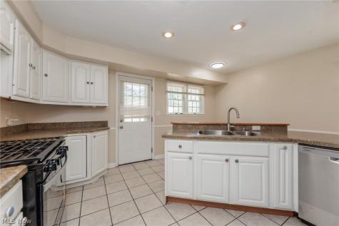 112 Arlington Circle Wickliffe OH 44092