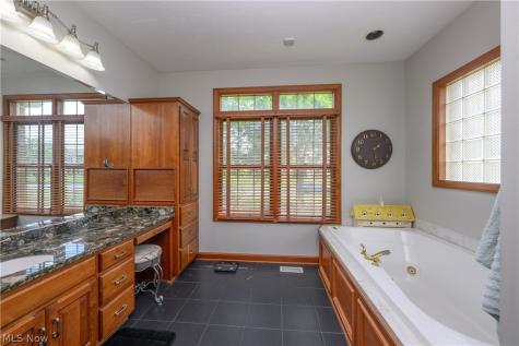 827 Mesa Verde Drive Barberton OH 44203