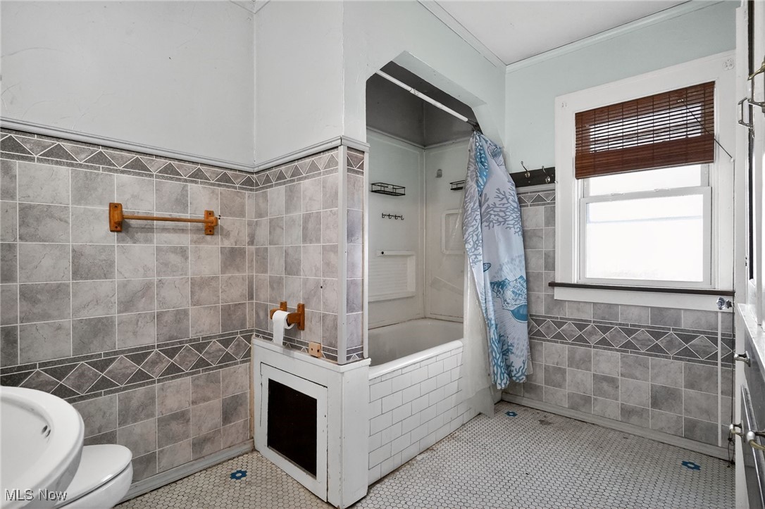 3559 Lloyd Road Cleveland OH 44111