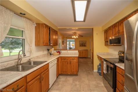 6145 Hollydale Avenue NE Canton OH 44721