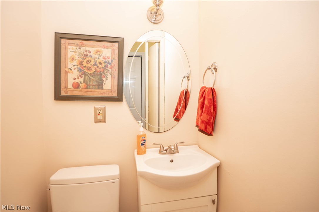 6145 Hollydale Avenue NE Canton OH 44721