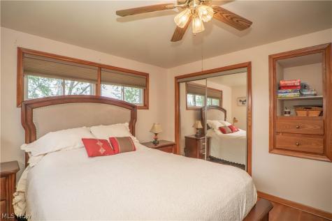 6145 Hollydale Avenue NE Canton OH 44721