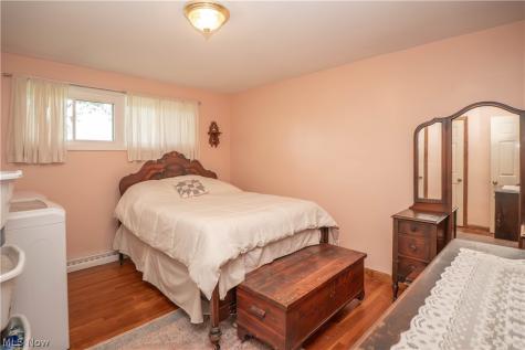 6145 Hollydale Avenue NE Canton OH 44721