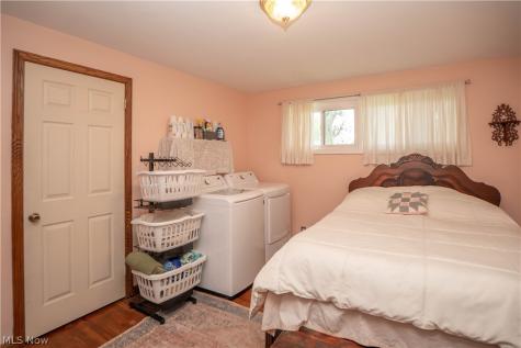 6145 Hollydale Avenue NE Canton OH 44721