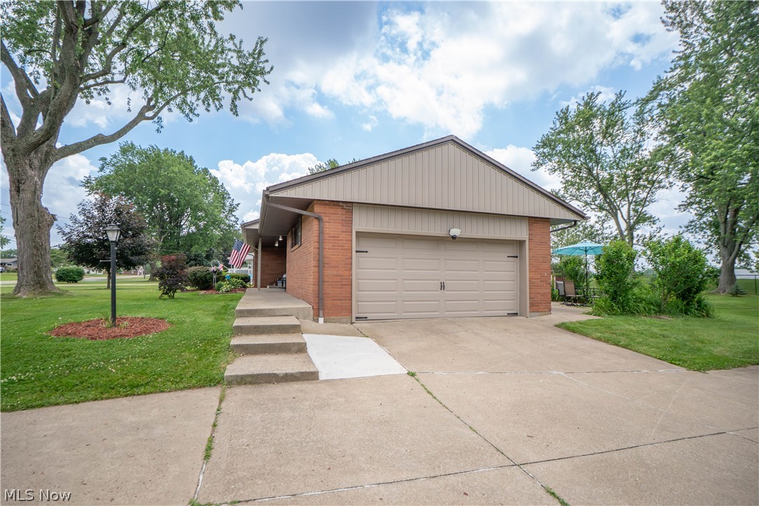 6145 Hollydale Avenue NE Canton OH 44721