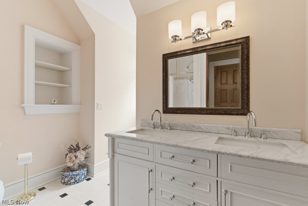 352 Bingham Court Bratenahl OH 44108