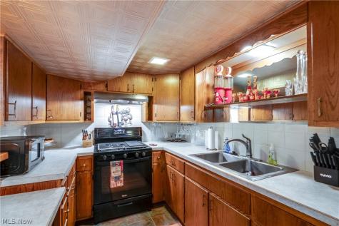 5269 Woodview Avenue Louisville OH 44641