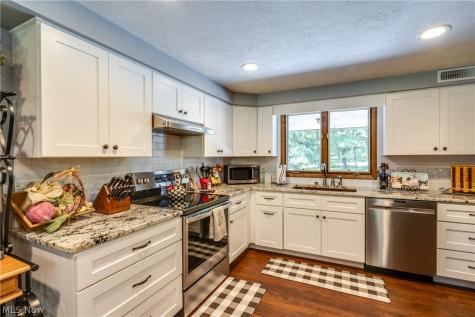 5269 Woodview Avenue Louisville OH 44641
