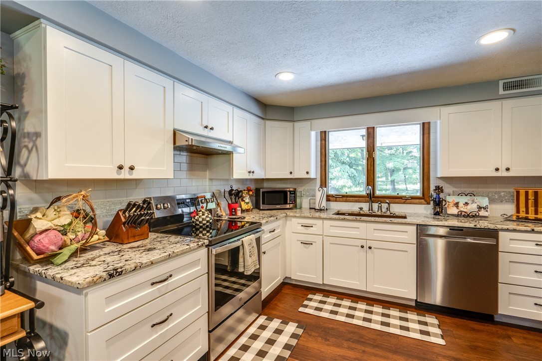 5269 Woodview Avenue Louisville OH 44641
