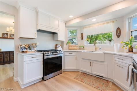577 Colchester Court Akron OH 44319