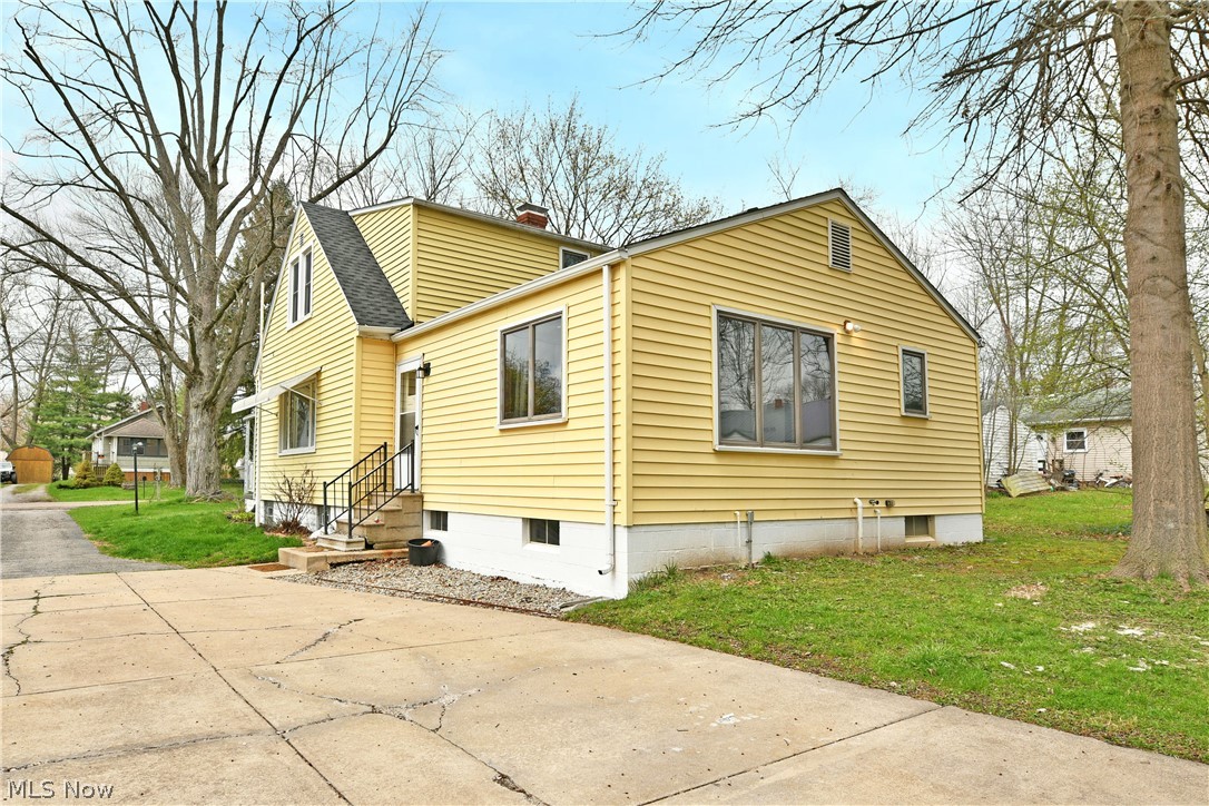 4890 Myrtle Avenue NW Warren OH 44483