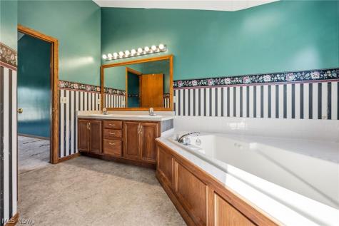 6638 Forestwood Street NW Canton OH 44718