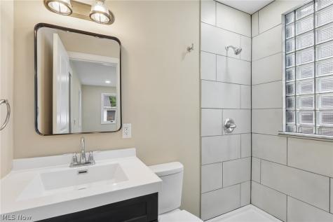2562 Graham Avenue Akron OH 44312