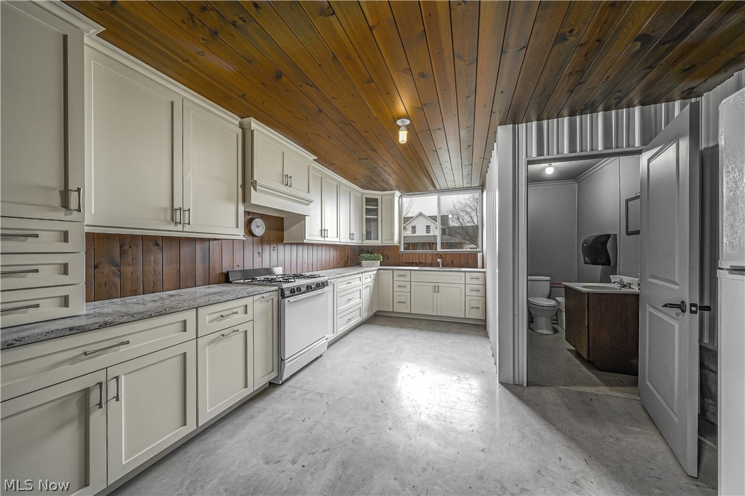 9561 Creaser Road North Bloomfield OH 44450