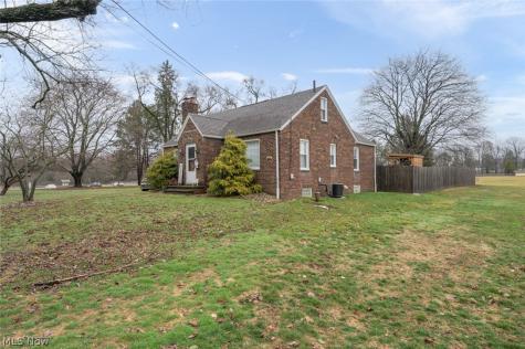 1402 S Chapel Street Louisville OH 44641